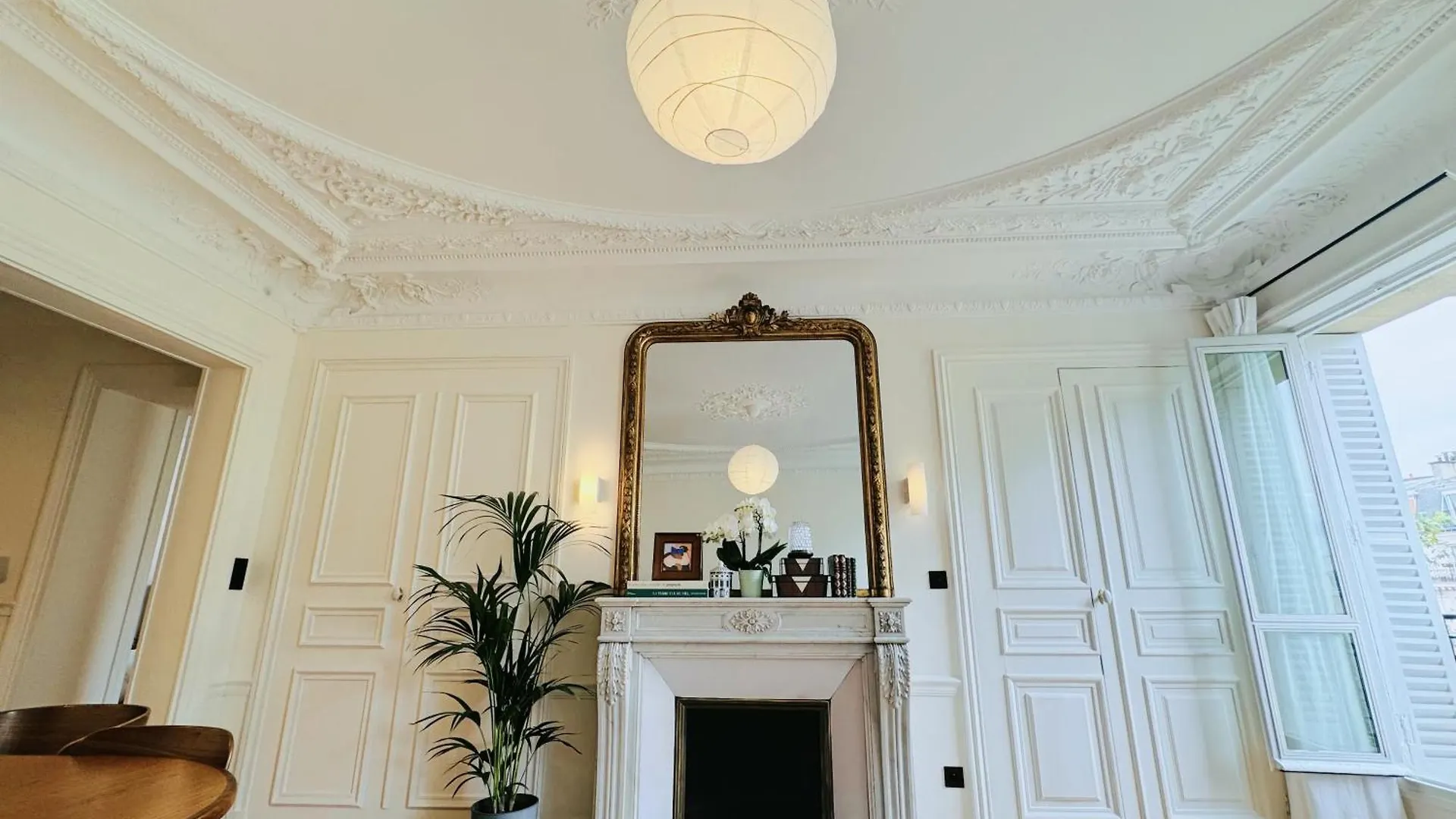 3 Bedrooms In Marais Apartment Paris